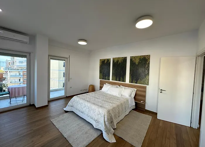 Downtown * ティラナ